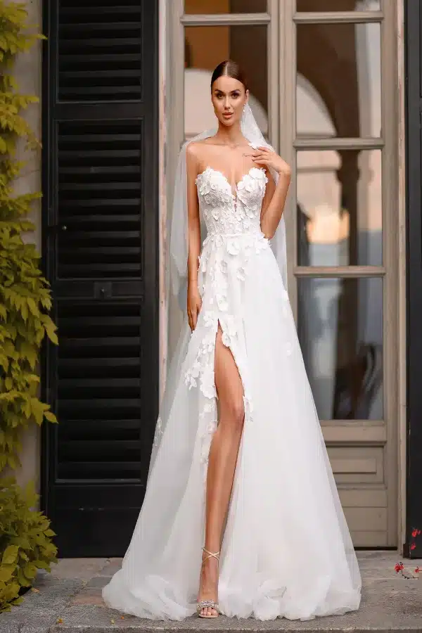νυφικό με δαντέλα, μακρινή λήψη - Bridal Art