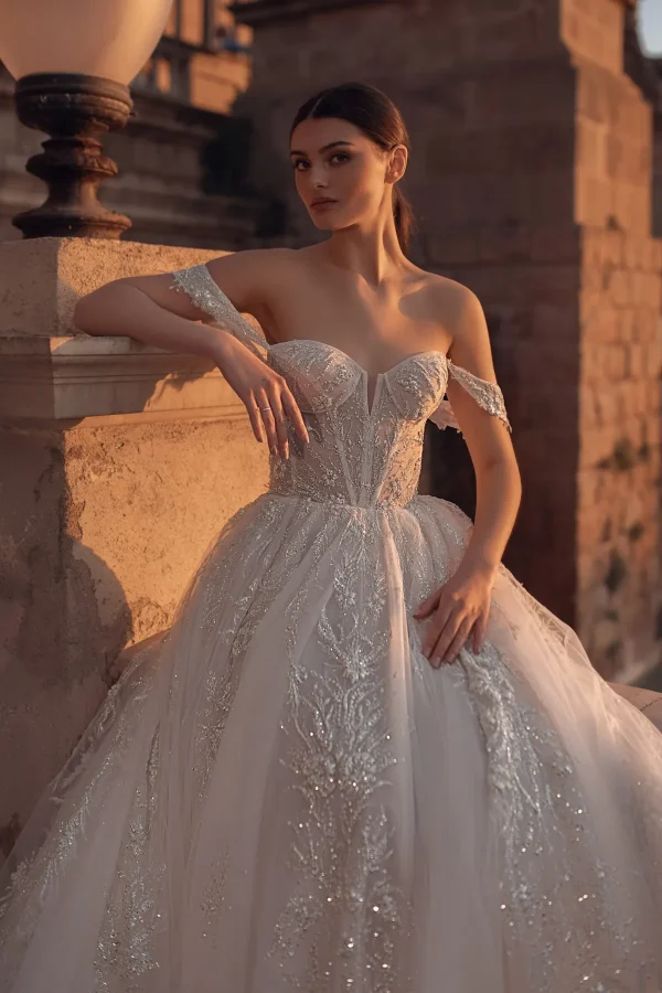 πριγκιπικό νυφικό με glitter, καλλιτεχνική πόζα - Bridal Art